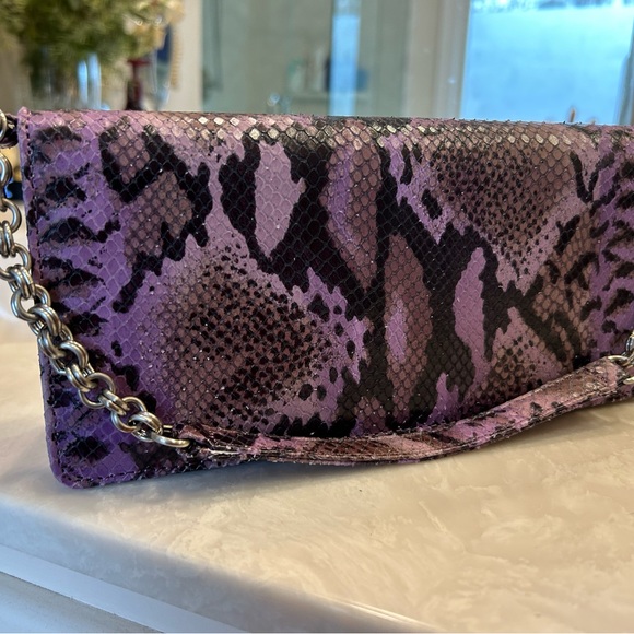 Purple snakeskin purse with short shoulder strap, chain detail. Magnet closure. - Picture 7 of 16